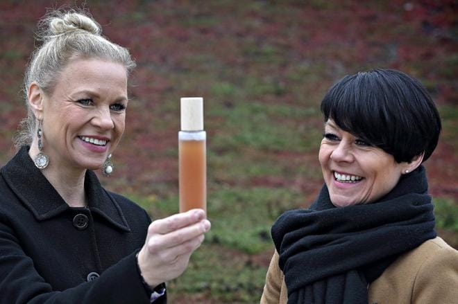 Jenni Tuomisen ja Anu Nurmelan luonnonkosmetiikkasarjan ensimmäiset tuotteet tulivat ulos tehtaalta viime viikolla. Sisarusten tavoitteena on lanseerata tuotesarja kansainvälisille markkinoille. KUVA: KARI LÖFHJELM