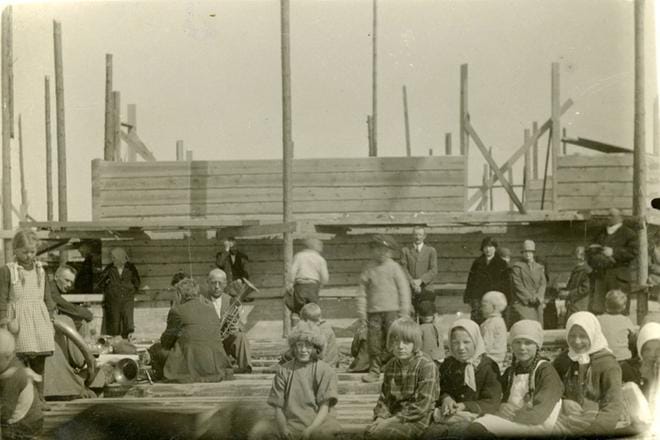 Näin se syntyi, Alvar Aallon suunnittelema sairaalarakennus Alajärvelle. Kuva lienee harjakaisista syksyltä 1927, sillä siinä näkyy vasemmassa laidassa muusikoita soittimineen. KUVA: PEKKA VIITANIEMEN ARKISTOT