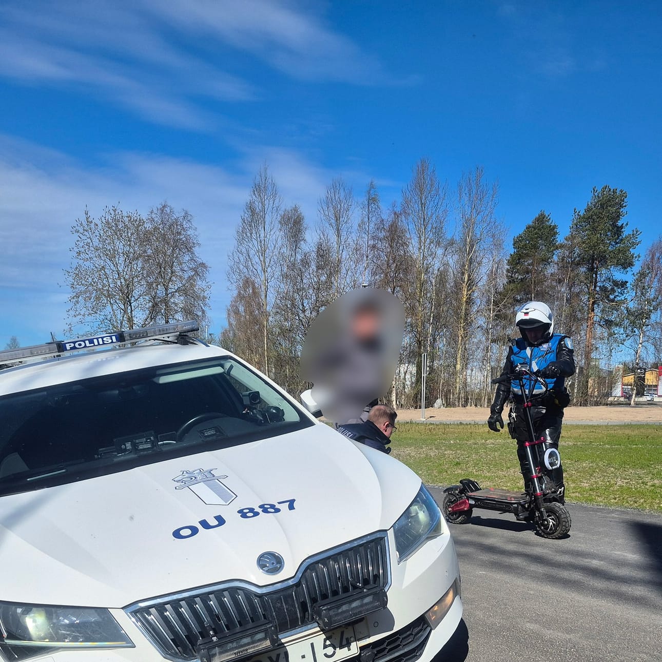 Poliisi sai pysäytettyä yli 70 km/h kulkeneen sähköpotkulaudan lyhyen takaa-ajon jälkeen Oulun Limingantullissa maanantaina. Poliisi kuvailee laitetta äärimmäisen vaaralliseksi sekä kuljettajalle itselleen että muille tienkäyttäjille.