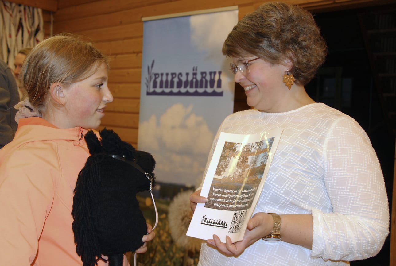 Piipsjärven kyläyhdistyksen puheenjohtaja Mari Rautiola oli iloinen, että niin paljon kyläläisiä osallistui yhteiseen iltaan, jossa jaettiin tietoa muun muassa kaavoituksesta. Honkamajalla oli eri-ikäisiä kyläläisiä noin 40.