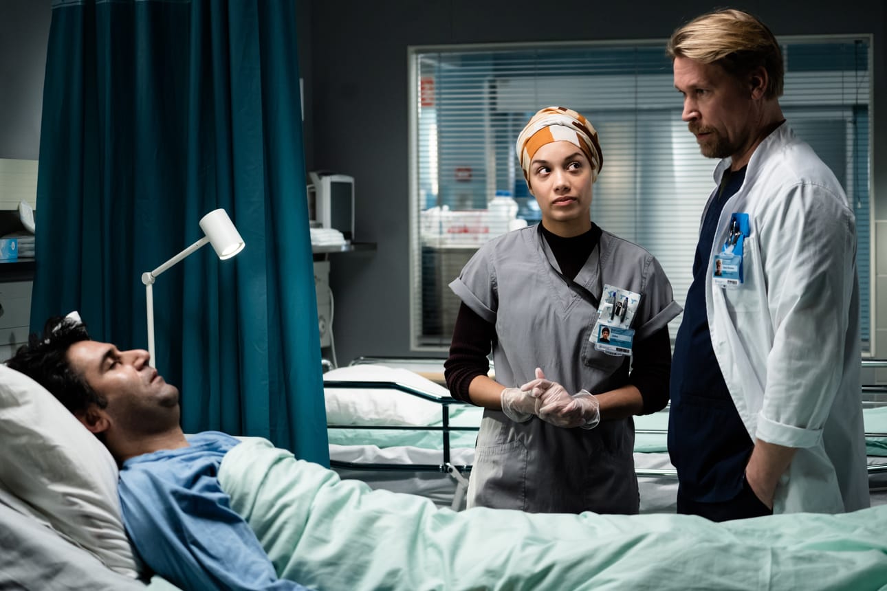 Zahra (Senna Vodzogbe) ja Ilmari (Matti Ristinen) jatkavat Sykkeen kuudennella kaudella potilaiden hoitamista suuren sairaalan traumapolilla.