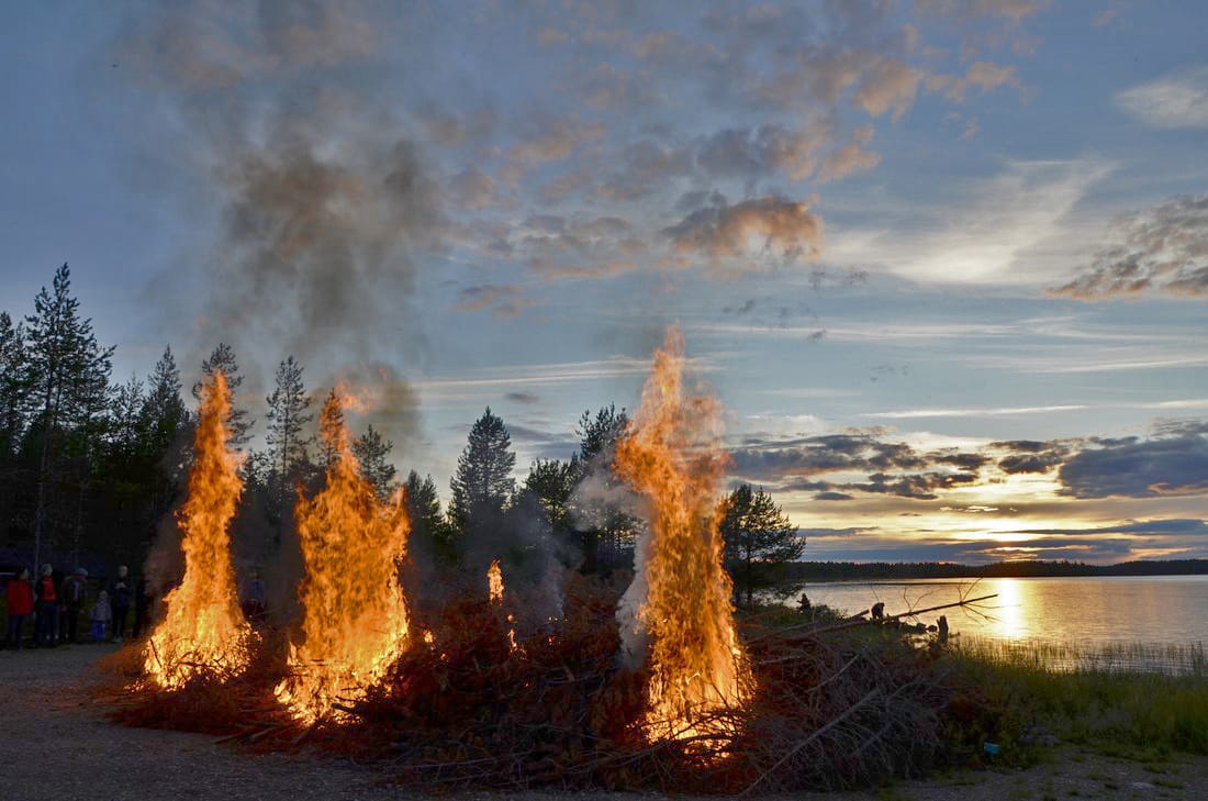 Suuriin musiikkispektaakkeleihin kuuluvaa pyrotekniikkaa tukinsiirtolaitoksella on jo harjoiteltu. Kuva on Akanvalkeat-tapahtumasta.