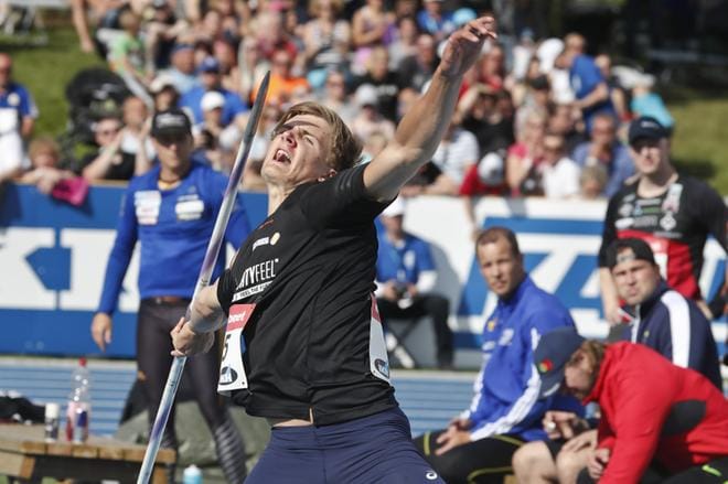 Oliver Helander heitti kauden avauskilpailussaan 85,46, millä hän on maailmantilastossa jaetulla sijalla kuusi.