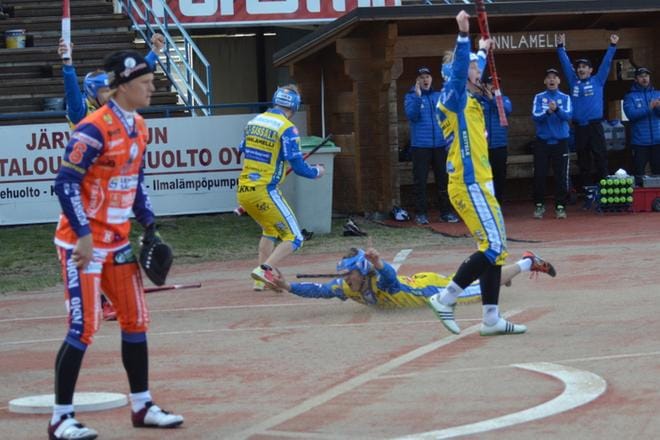 Alajärven Ankkurit avasi kautensa pirteästi miesten Superpesiksessä ja kaatoi Kankaanpään Mailan. Markus Hallasuo löi ja Severi Piispanen syöksyi kotipesään kauden avausjuoksun. KUVA: MARKKU TURPELA