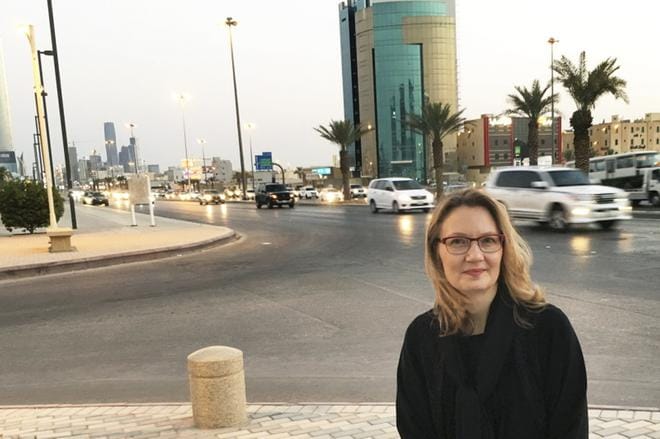 Suomen yrittäjäopiston Taina Ruotsalaisen työasuna on Saudi-Arabiassa musta abaya-kaapu, mutta hiuksiaan saati sitten kasvojaan hänen ei tarvitse peittää. Ruotsalaiselle tulee vuoden 2018 keväästä lähtien puolen vuoden aikana neljä työkeikkaa Riadiin, jossa hän kollegojensa kanssa kouluttaa paikallisille lähiesimiehen taitoja. KUVA: TAINA RUOTSALAISEN ALBUMI