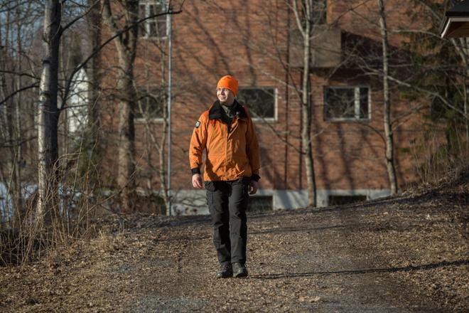 Markus Ojalle polyamoria on tuonut vapautta. "Ei ole salailua, peittelyä, syyllisyyttä ja pelkoa siitä, että kaikki luhistuu. Asiat hoituvat niin paljon helpommin, kun keskustelee kumppanin kanssa, mitä tämä on, mitä merkitystä tuolla ihastumisella on ja mitä se tarkoittaa meidän suhteessamme", hän sanoo. KUVA: Timo Marttila