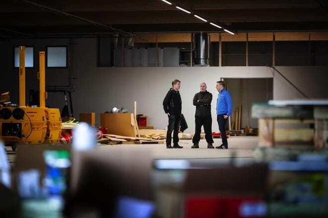 Tuurinportin liikekeskuksen yrittäjät Tuomo Valkama, Pekka Keskinen sekä Sami Peltomaa aikovat pitää outlet-myymälöiden kokonaisuutta, joihin tulee vaihtuvia postieriä. Rakennukseen sijoittuu myös erikoisliikkeitä.KUVA: MAIJA SAANIO
