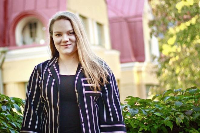 Suomen Lukiolaisten Liiton puheenjohtajaksi pyrkivän seinäjokelaisen Roosa Pajusen mukaan lukiolaisten suurimmat ongelmat ovat jaksaminen ja lukion kalleus. KUVA: VEERA PAJUNEN