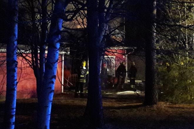 Omakotitalon palon sammuttaminen kesti yömyöhään talon hankalien rakenteiden takia. KUVA: LUKIJAN KUVA