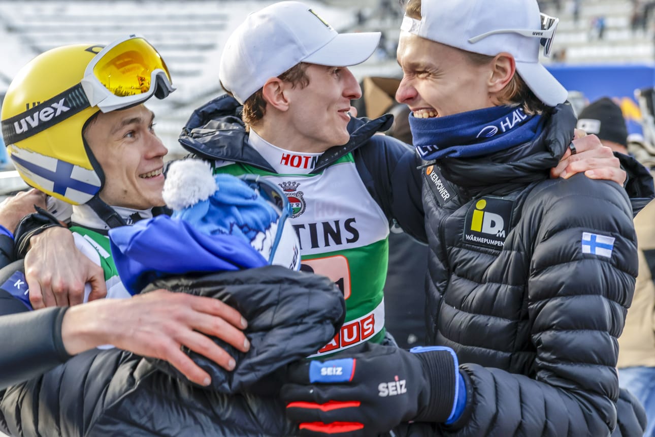 Niko Kytösaho ja Antti Aalto juhlivat mäkihypyn superjoukkuekisan päätyttyä.