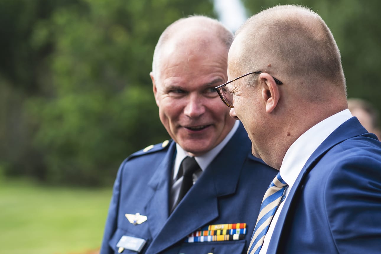 Puolustusvoimien komentaja Jarmo Lindberg (vas.) keskusteli Kultarantaan tulleessaan SAK:n puheenjohtajan Jarkko Elorannan kanssa,