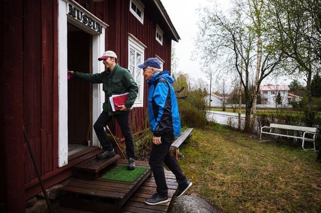 Marcus ja Per Hellman kertovat, että Hannan tupa on Gerbyn ja Västervikin asukkaille mieleinen olohuone. KUVAT: JARNO PELLINEN