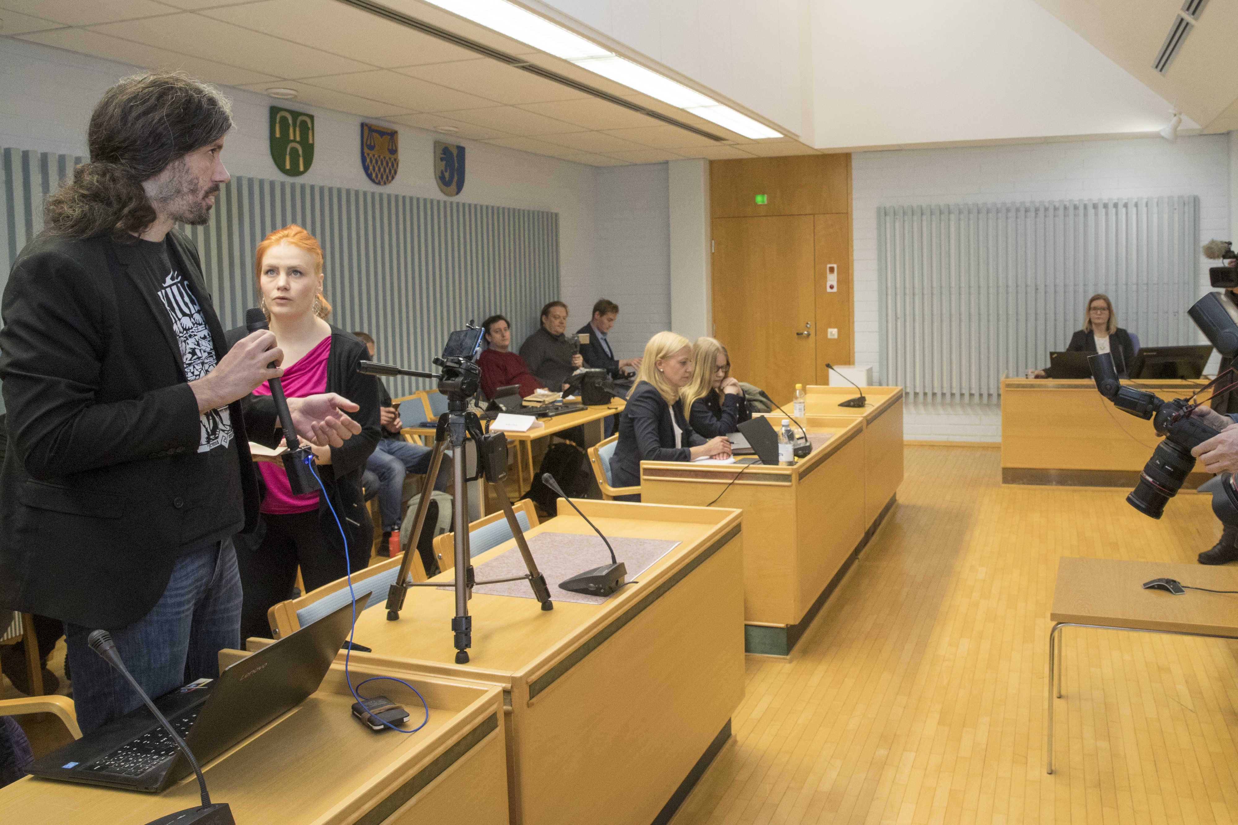 Kaupunginvaltuutettu Junes Lokka kokee, että hänen kunniaansa on loukattu.