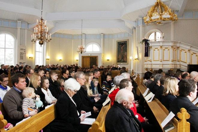 Kauhavan seurakunnan jäsenmäärä vähenee, kun väki muuttaa pois paikkakunnalta. Se taas heijastuu verotuloihin.