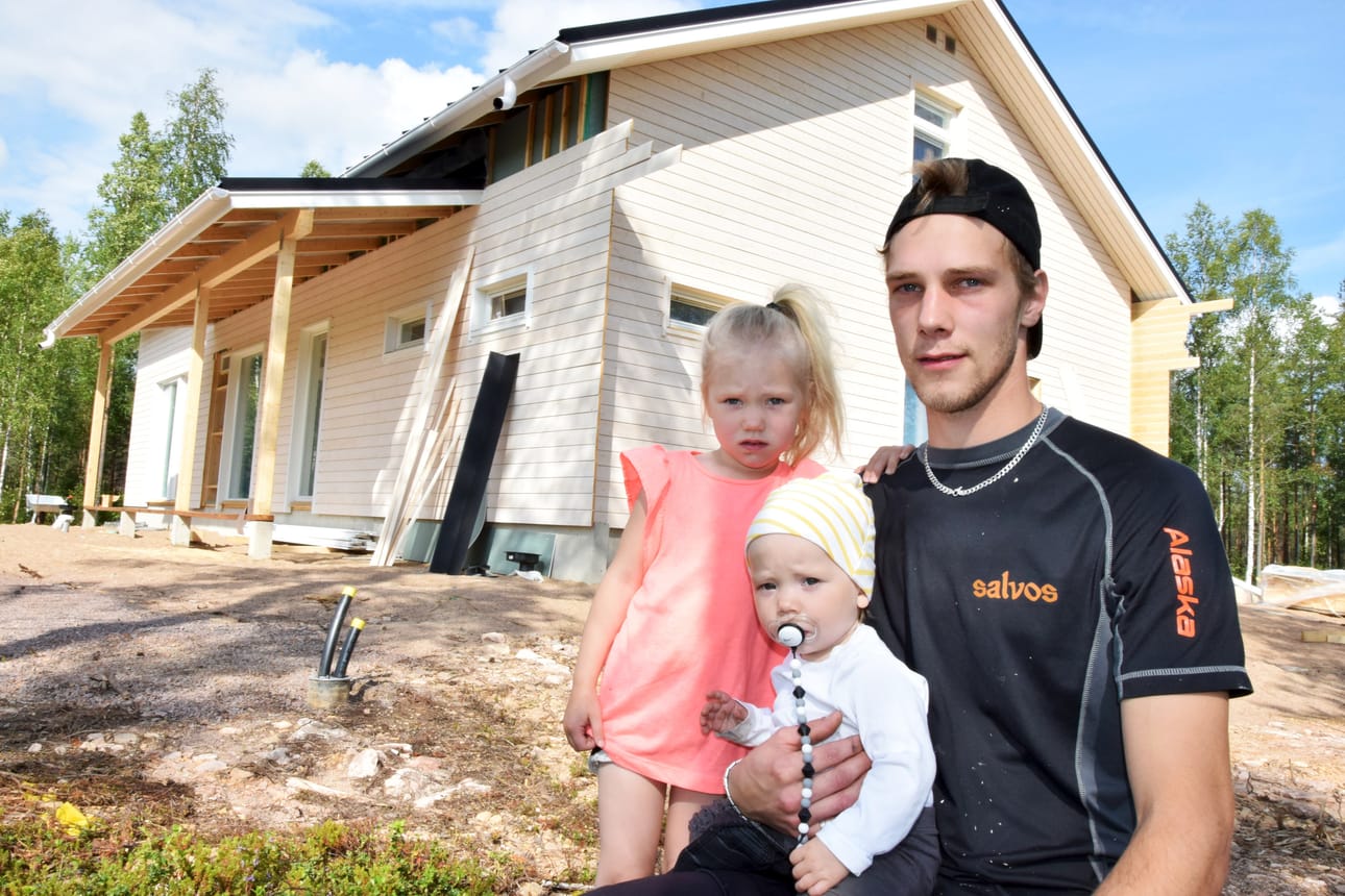 Ellen, 4, ja Livia, 1, pääsevät ensi kevääksi uuteen kotiin, jota isä Juhana Keto rakentaa Pyhännän keskustaajaman läheisyyteen. Juhana päätti vaimonsa Kaisan kanssa, että Pyhännästä tulee heidän kotipaikkakunta, koska maaseutumainen elämänmeno sopii heille ja lasten on turvallista kasvaa pienellä paikkakunnalla.