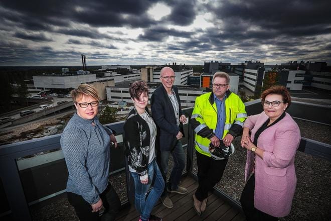 M-talohankkeeseen keskeisesti vaikuttaville henkilöille, puheenjohtaja Anne Niemelle (oik.), projektipäällikkö Tapani Harjulle, ylilääkäri Antero Lassilalle, suunnittelukoordinaattori Marja Koivumäelle ja toimitusjohtaja Sari Hautalalle oli ilon hetki, kun keskussairaalan miljöö alkaa täydentyä M- eli psykiatrian talolla. KUVA: MAIJA SAANIO