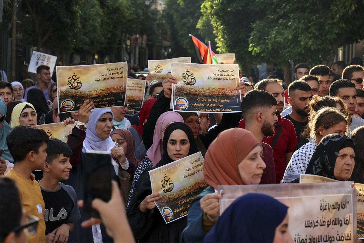 Palestiinalaiset osoittivat sunnuntaina mieltään Israelin Gazaan tekemiä iskuja vastaan Ramallahin kaupungissa miehitetyllä Länsirannalla. LEHTIKUVA / AFP