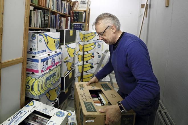 Heikki Ranta on viime päivinä pakannut muuttolaatikoita Koulukadulla sijaitsevassa divarissaan.