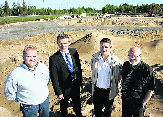Varatoimitusjohtaja Antero Klasila, konsultti Kimmo Heinonen, toimitusjohtaja Petteri Mäenpää ja kunnanjohtaja Kyösti Tornberg seisovat Iihin rakennettavan kauppakeskuksen liikenneaseman kulmilla.