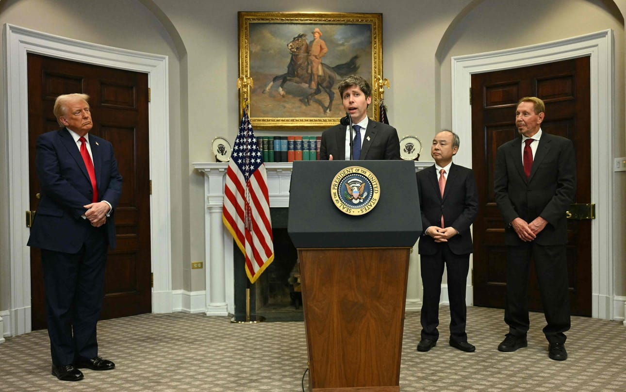 OpenAI:n toimitusjohtaja Sam Altman, SoftBankin johtaja Masayoshi Son ja Oraclen perustaja Larry Ellison osallistuivat Valkoisessa talossa järjestettyyn julkistustilaisuuteen presidentti Donald Trumpin rinnalla. LEHTIKUVA/AFP