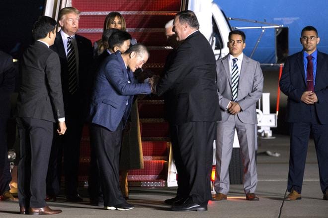 Ulkoministeri Mike Pompeo (edessä oikealla) tervehti Pohjois-Korean vapauttamia amerikankorealaisia Andrewsin lentotukikohdassa torstaina. KUVA: EPA-EFE/MICHAEL REYNOLDS