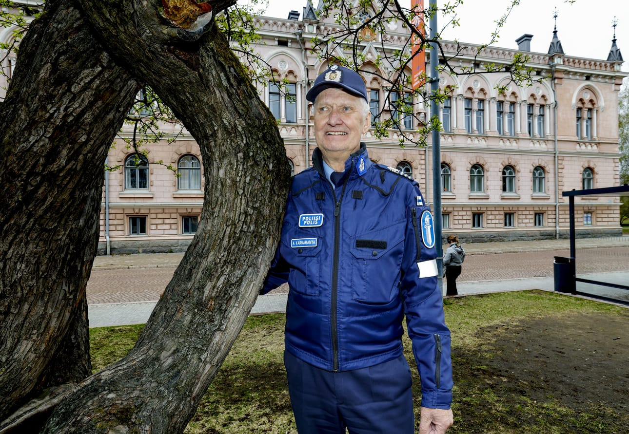 Arto Karnaranta on toiminut Oulun poliisilaitoksen apulaispoliisipäällikkönä lähes 25 vuotta. Taustalla näkyy Valveen talo, jossa toimi aiemmin Ojakadun poliisilaitos. Siellä Karnaranta teki poliisin työtä 1980-luvulla.
