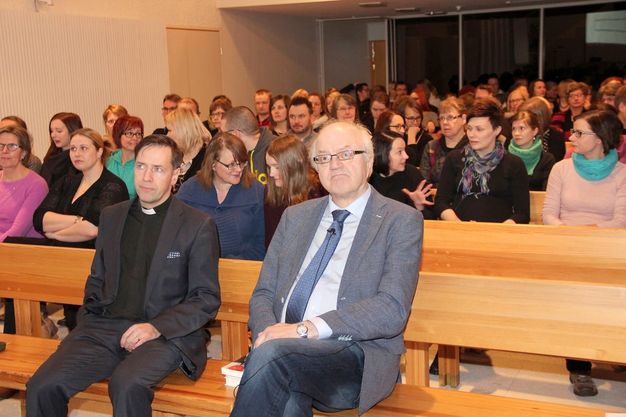 Hetki ennen luentoa. Jari Sinkkonen puhui Pudasjärven seurakunnassa muun muassa lapsen terveestä itsetunnosta ja nuoruusiän kehityshaasteista.