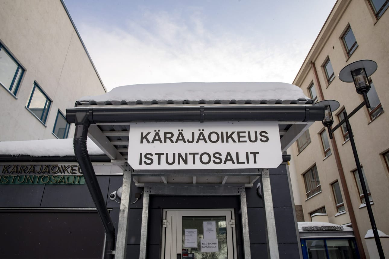 Syyttäjä vaatii neljälle ihmiselle tuomiota paritusrikoksista. Syyttäjän mukaan syytetyt myivät muiden tarjoamia seksipalveluita thaihierontaliikkeissä. Keski-Suomen käräjäoikeus antaa asiassa tuomion syyskuun lopussa. LEHTIKUVA / TOMMI ANTTONEN