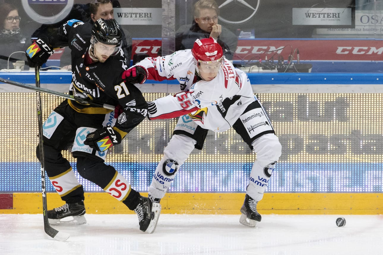 Miro Lehtimäki (oik.) tuo maalintekovoimaa RoKiin. Viime kaudella Lehtimäki pelasi 31 liigaottelua Vaasan Sportissa.