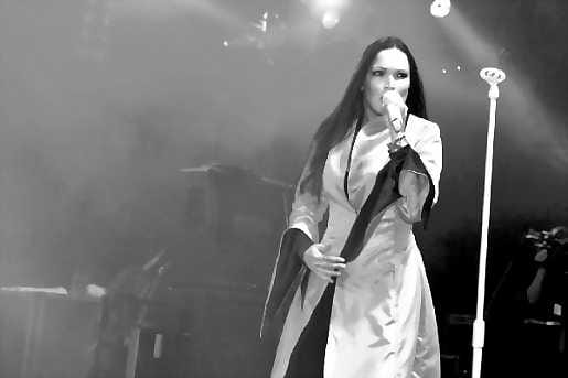 Suurta draamaa. Nightwish keulakuvanaan Tarja Turunen tarjosi tunteiden vuoristorataa Pohjanmaan lakeuksilla.