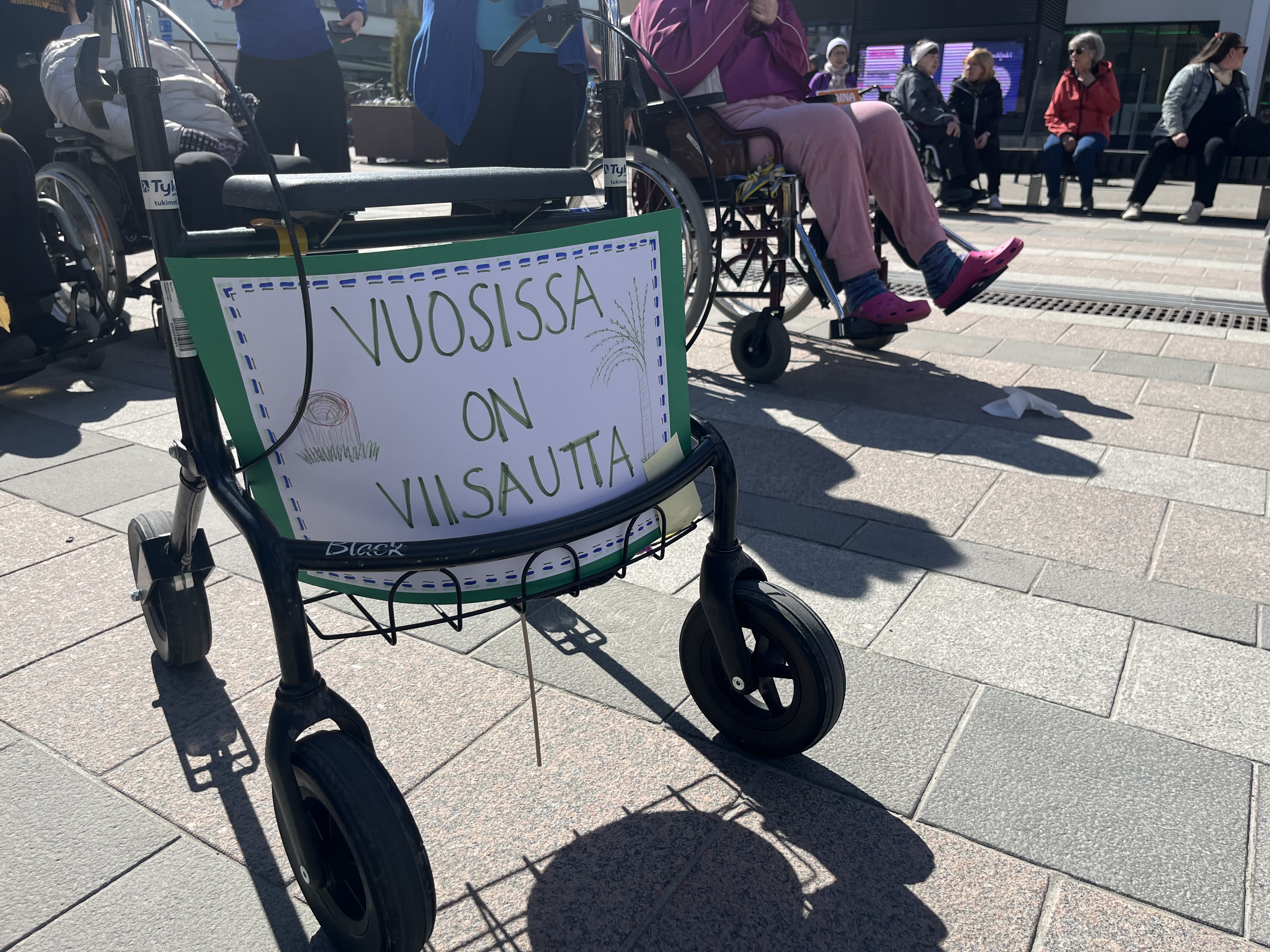 Rollaattorimarssilla juhlistetaan pitkää elämää – Katso tunnelmia videolta