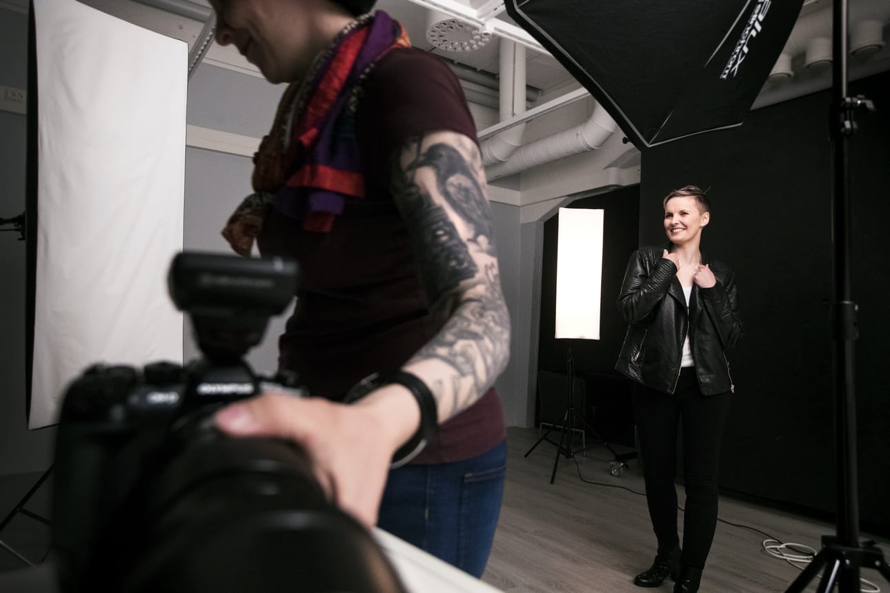 Naiset haluavat entistä useammin ottaa itsestään muotokuvan muistoksi itselle tai lahjaksi puolisolle.