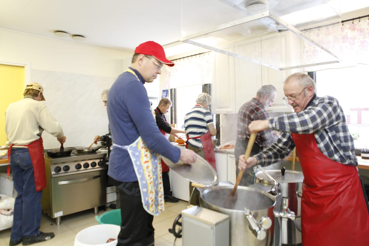 Livon kylän hirviporukka, Paavo Juntti (edessä vas.) ja Olavi Niskala valmistelevat hirvikäristystä peijaisiin.