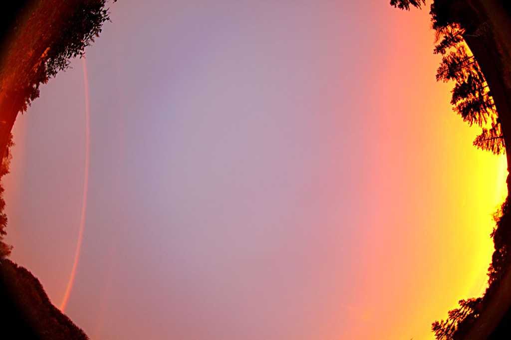 Kuvassa on tuplasateenkaari ja aamurusko samassa kalansilmäkuvassa Oulun Kuivasjärvellä tiistaina.