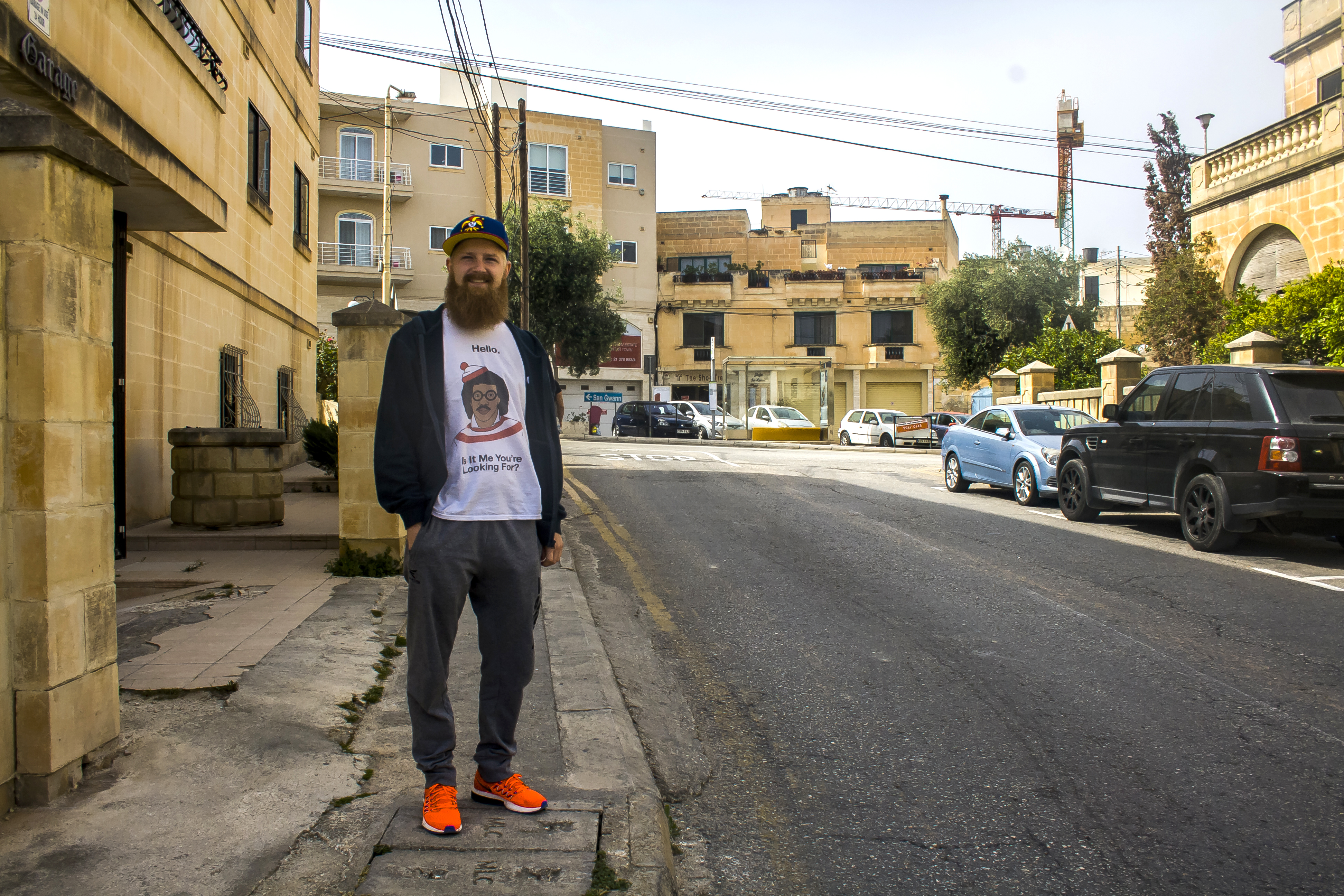 Maltan jalkakäytävät ovat kapeita ja tiet kuoppaisia. –Autoja on melkein saman verran kuin ihmisiä, aivan liikaa näin pienelle saarelle, Törmänen tuumaa.