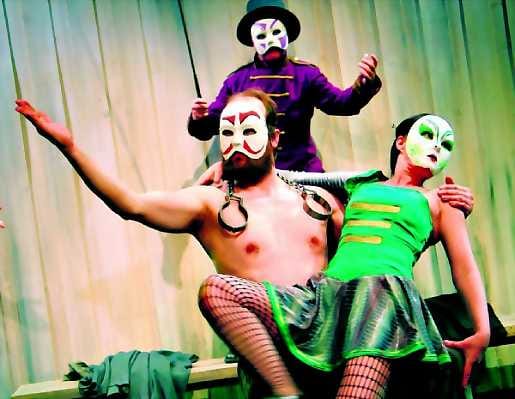 Murhamies sirkuksessa. Haapoja on kansaan menevä tarina Circus Valdénin repertuaarissa. Kuvassa Haapoja/ hammasatleetti Hautaluoma (Pekka Johansson, vas.), Matilda Wrede/ käärmenainen Sulamit (Sirpa Filppa) ja sirkustirehtööri (Timo Pylkkänen).
