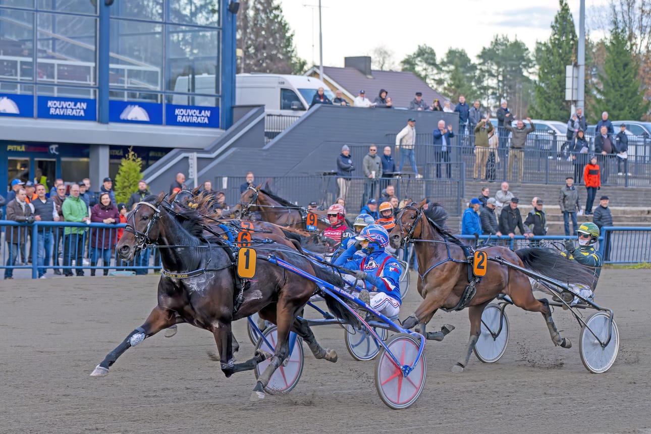 Olli Koivunen ohjasti Knight Rider Hossin syksyn klassikkokisan Kymenlaakso-ajon voittoon.
