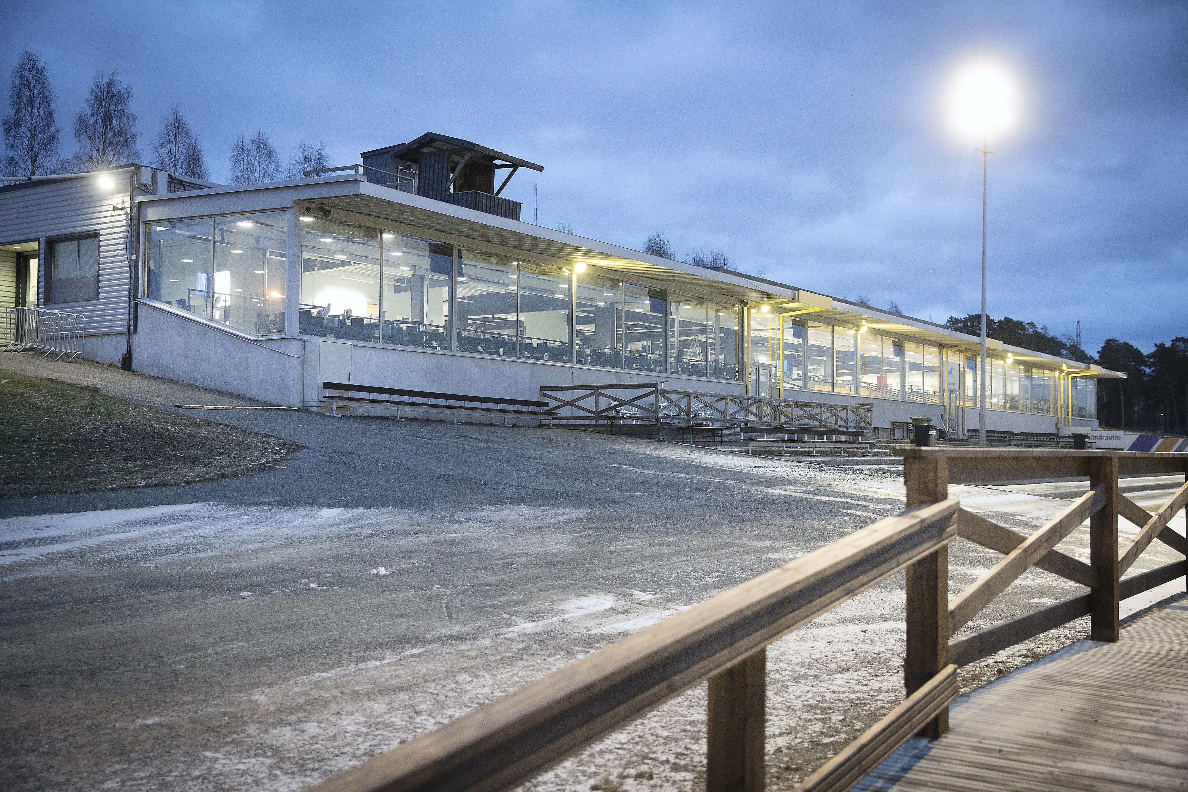 Uusi katsomorakennus valmistui vanhan rakennuksen paikalle. Vanha rakennus tuhoutui pahoin tulipalossa helmikuussa.