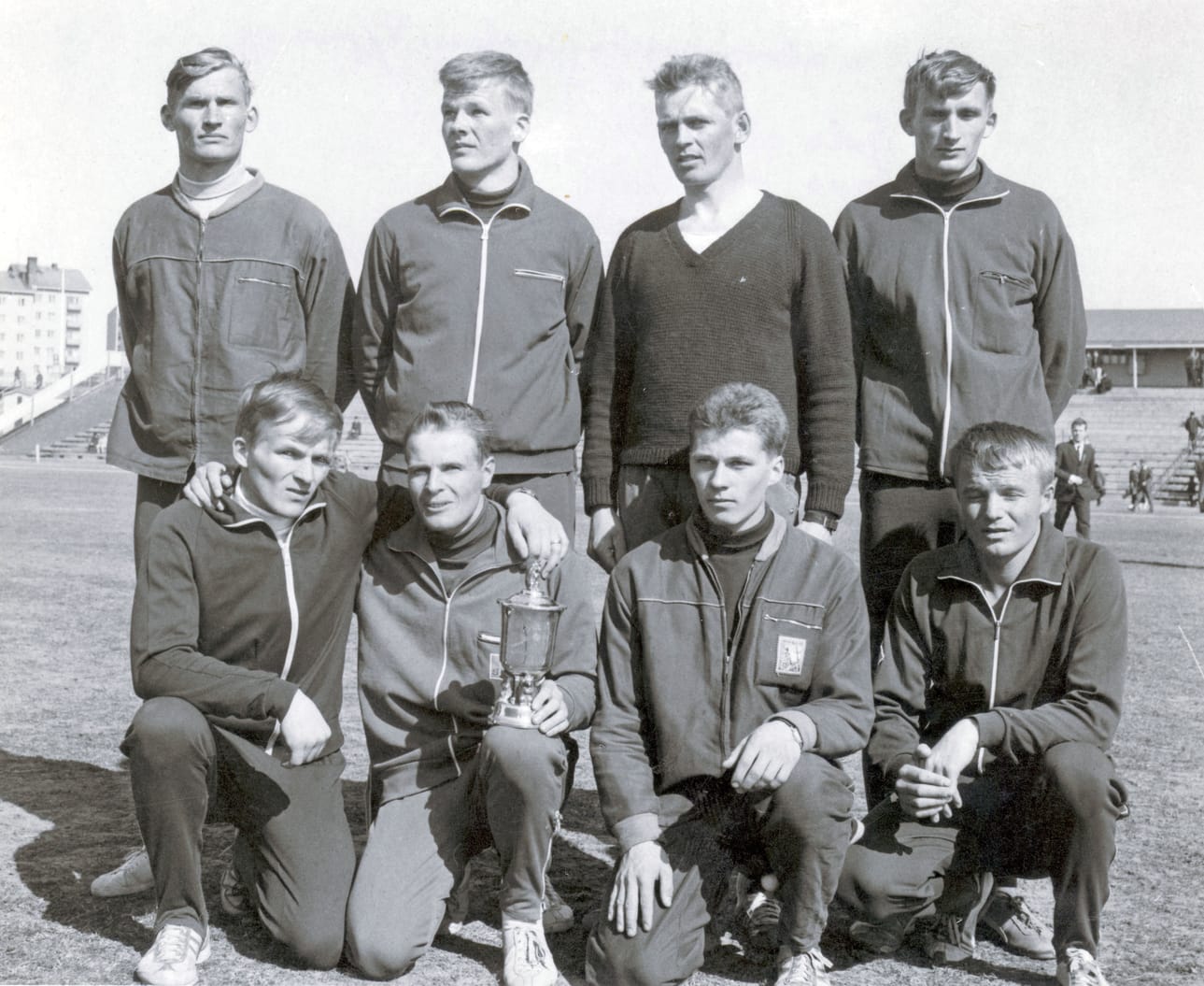 Posion Pyrinnön joukkue voitti Oulun ympärijuoksussa 7.5.1967 erikoisjoukkueet II -sarjan ylivoimaisesti. Joukkueeseen kuuluivat ylärivissä vas. Esko, Seppo, Paavo ja Eero Ahola, alarivissä vas. Olavi Määttä, Johan Pätsi, Seppo Määttä ja Mikko Haataja. Aholat olivat pesäpalloilijoita, muut pääasiassa yleisurheilijoita.