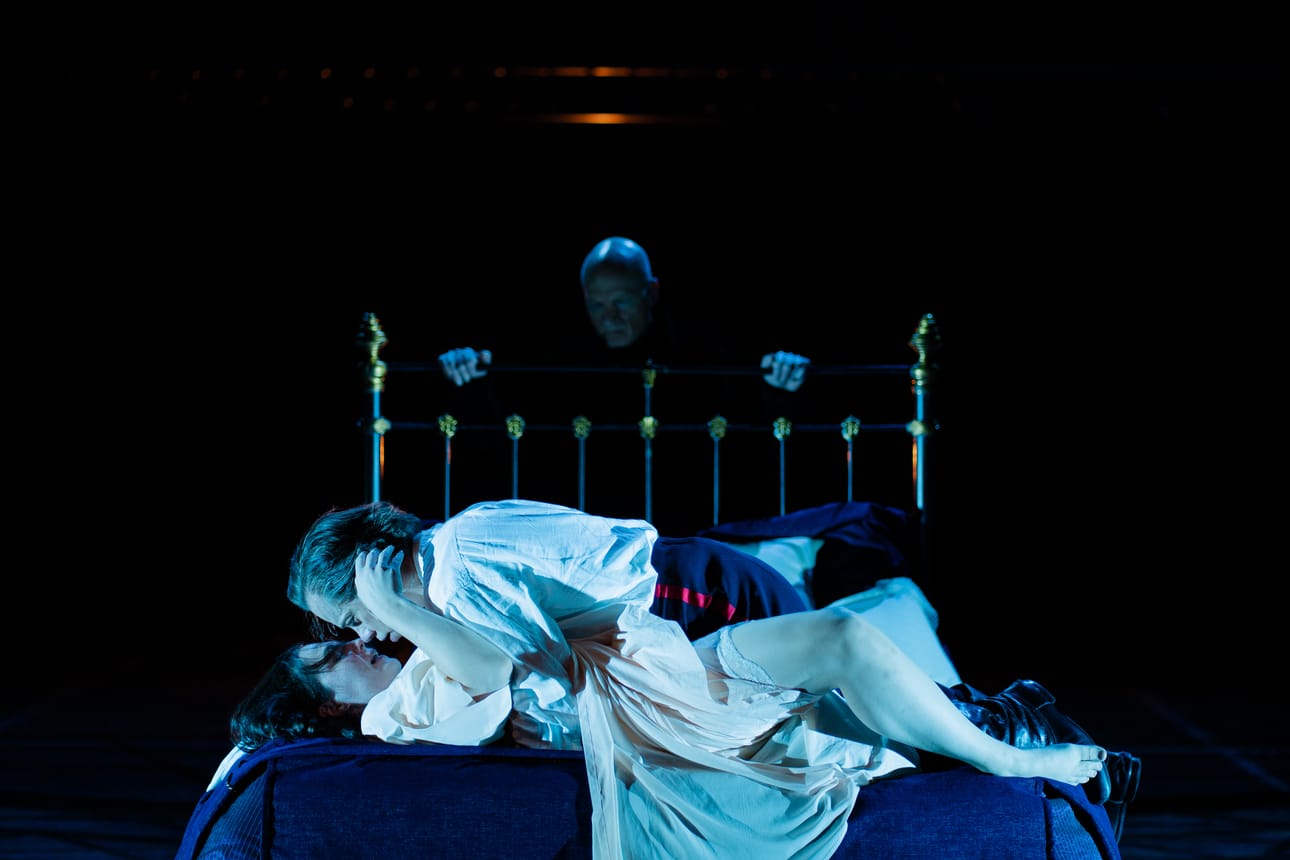 Anna Karenina (Elviira Kujala) ihastuu intohimoisesti Vronskiin (Timo Pesonen) ja päinvastoin. Vronski on komea upseeri ja taitava ratsastaja. Kolmas osapuoli heidän intiimissä kohtauksessaan on enteellisesti Kuolema (Pentti Korhonen).
