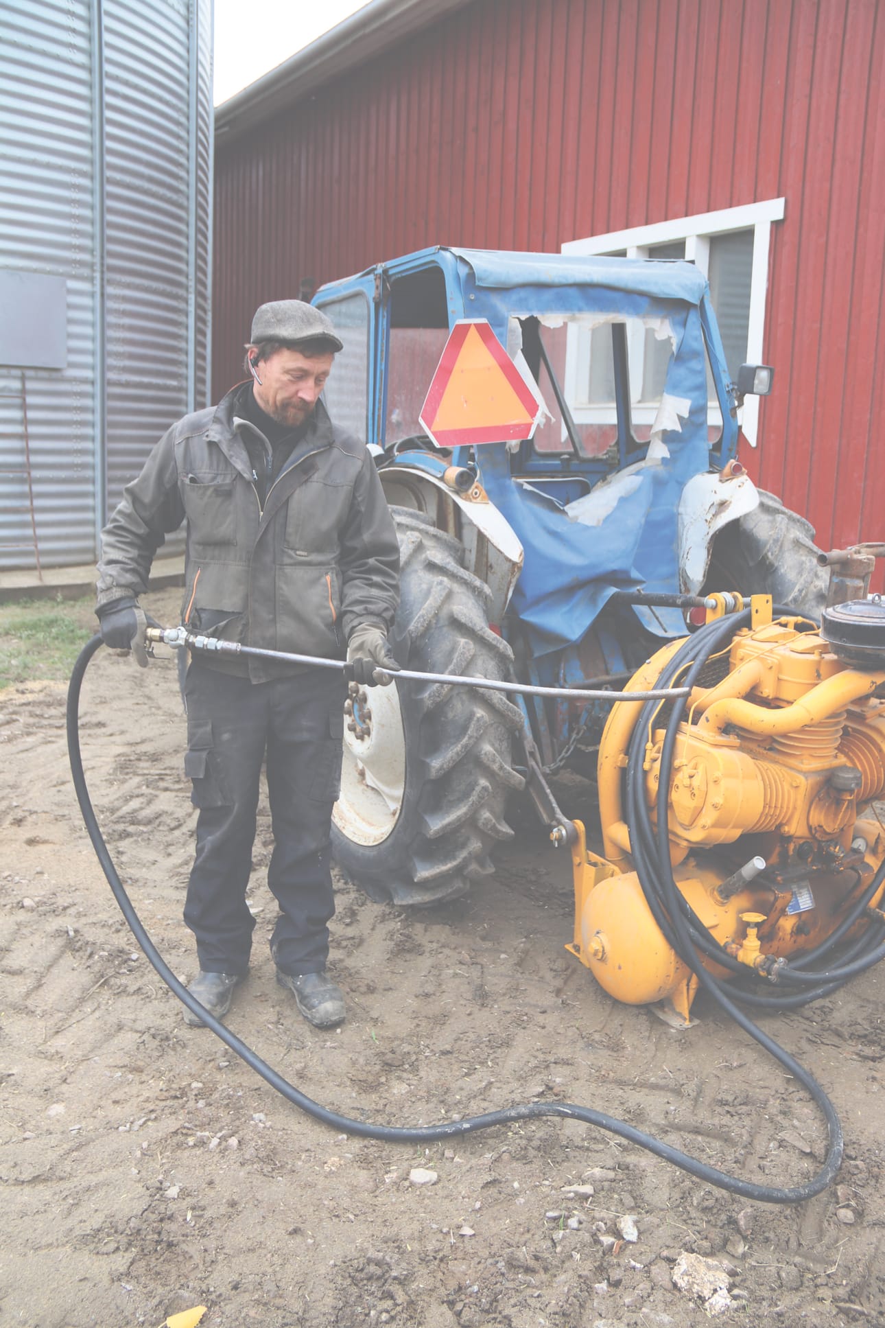 Vanhan traktorin perässä kulkeva ilmakompura on osoittaunut käteväksi peliksi. Sillä voi puhdistaa puimurin seulat, kun ne uhkaavat tukkeutua kosteaa kasvustoa puidessa.