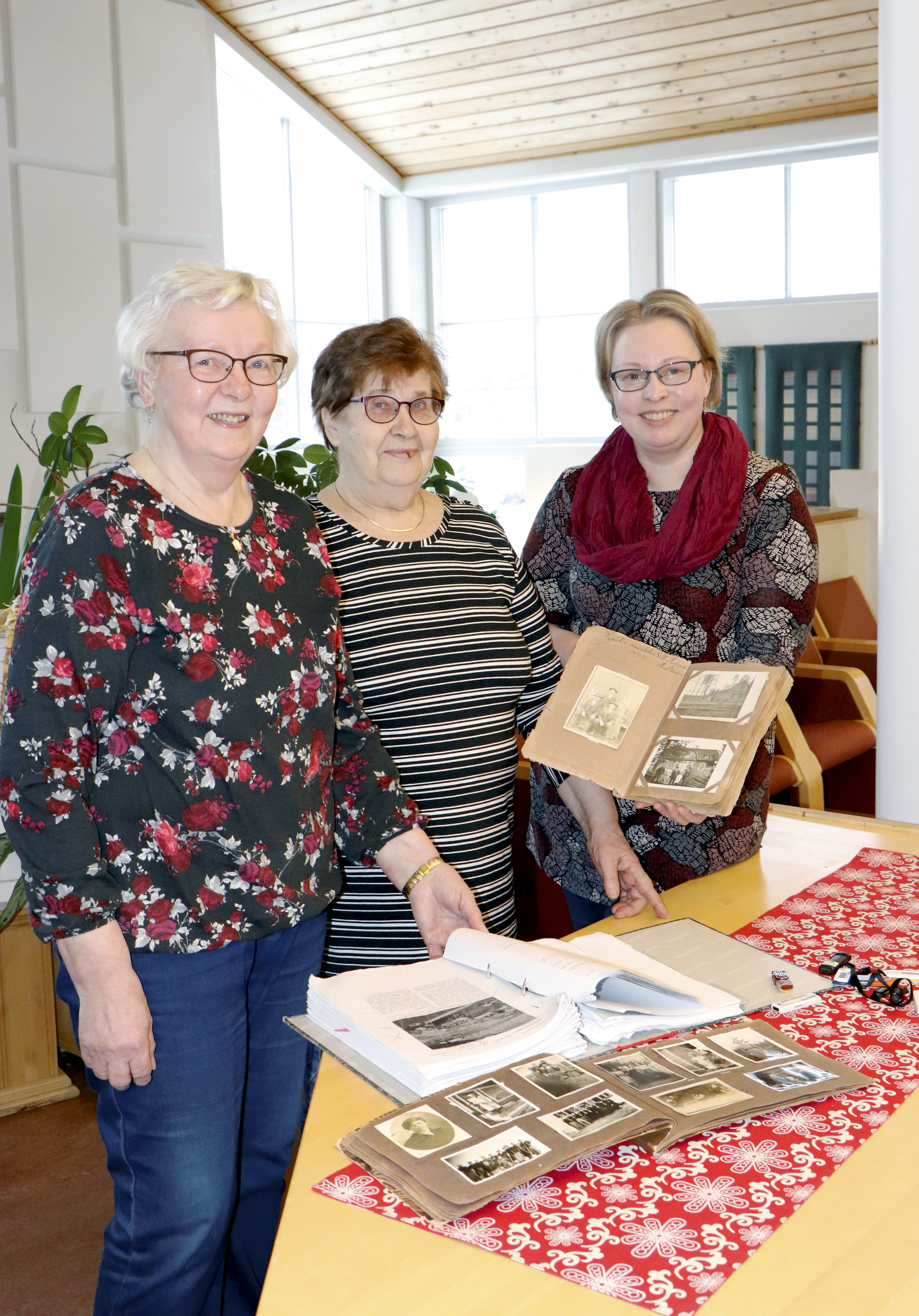 Ritva Jurvansuu, Mira Jurvansuu ja Annikki Paavola tietävät, että kylähistoriakirjan dokumenttien yhdistely ja kirjoittaminen on kuin monimutkaisen palapelin rakentamista. Aineisto pitää ensin kasata ja sitten järjestää. Kirjan ydintyöryhmään kuuluu heidän lisäkseen Sirkka Fredriksson.