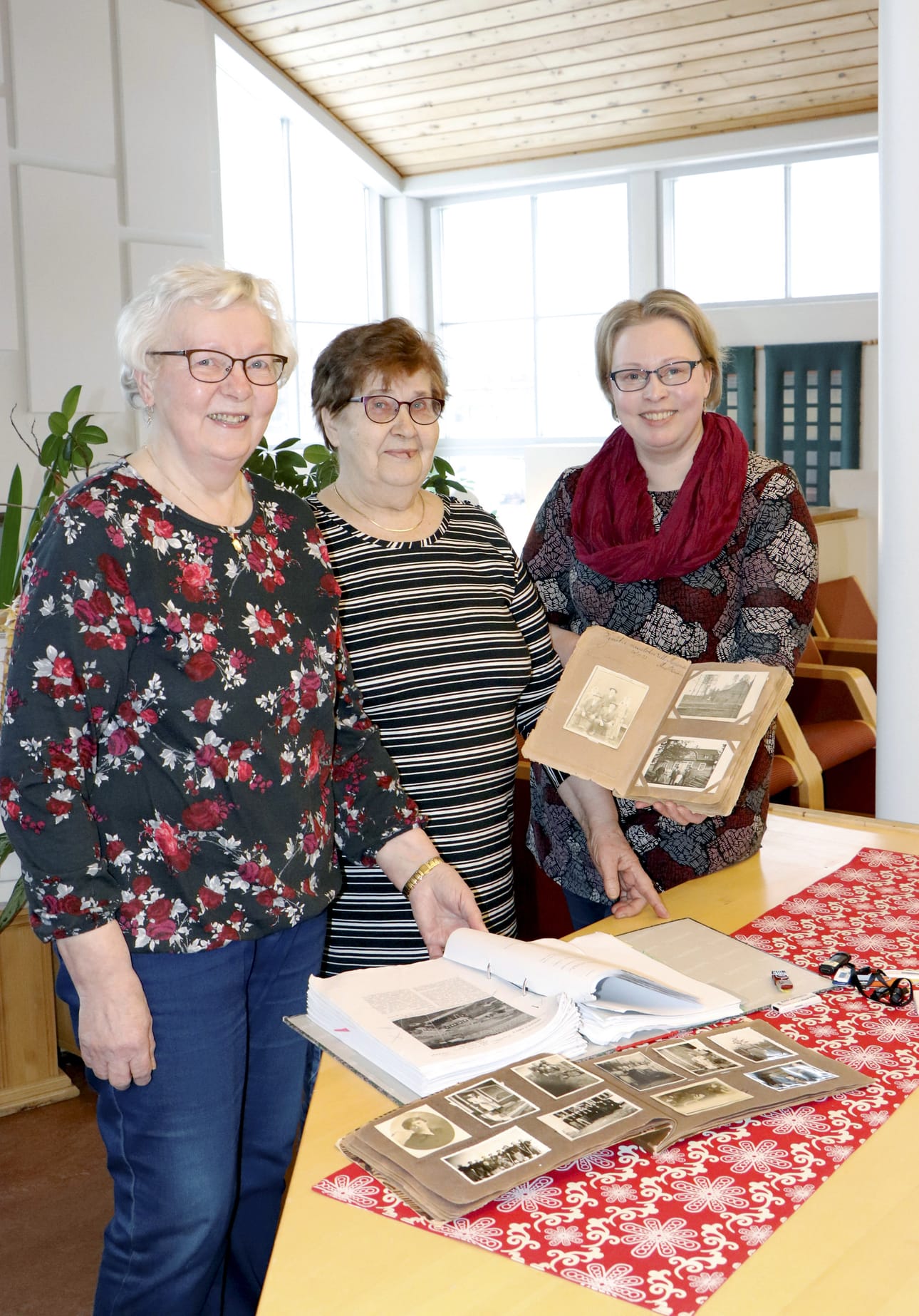 Ritva Jurvansuu, Mira Jurvansuu ja Annikki Paavola tietävät, että kylähistoriakirjan dokumenttien yhdistely ja kirjoittaminen on kuin monimutkaisen palapelin rakentamista. Aineisto pitää ensin kasata ja sitten järjestää. Kirjan ydintyöryhmään kuuluu heidän lisäkseen Sirkka Fredriksson.