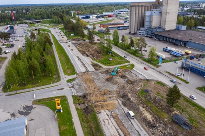 Kalevalantien liikenne soljuu tietyömaan kohdalla poikkeusjärjestelyin pitkin Varastokatua. Kiertotien sorapinta kuoppineen koettelee autojen alustarakenteita ja renkaita hyvän matkaa elokuulle asti. KUVA: KARI LÖFHJELM