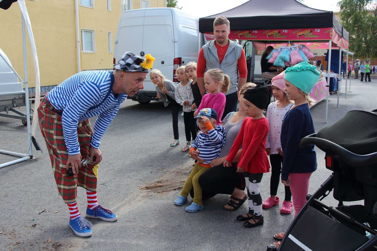 Pellekaksikko viihdytti markkinaväkeä muun ohjelman lomassa Merijärven markkinoilla.