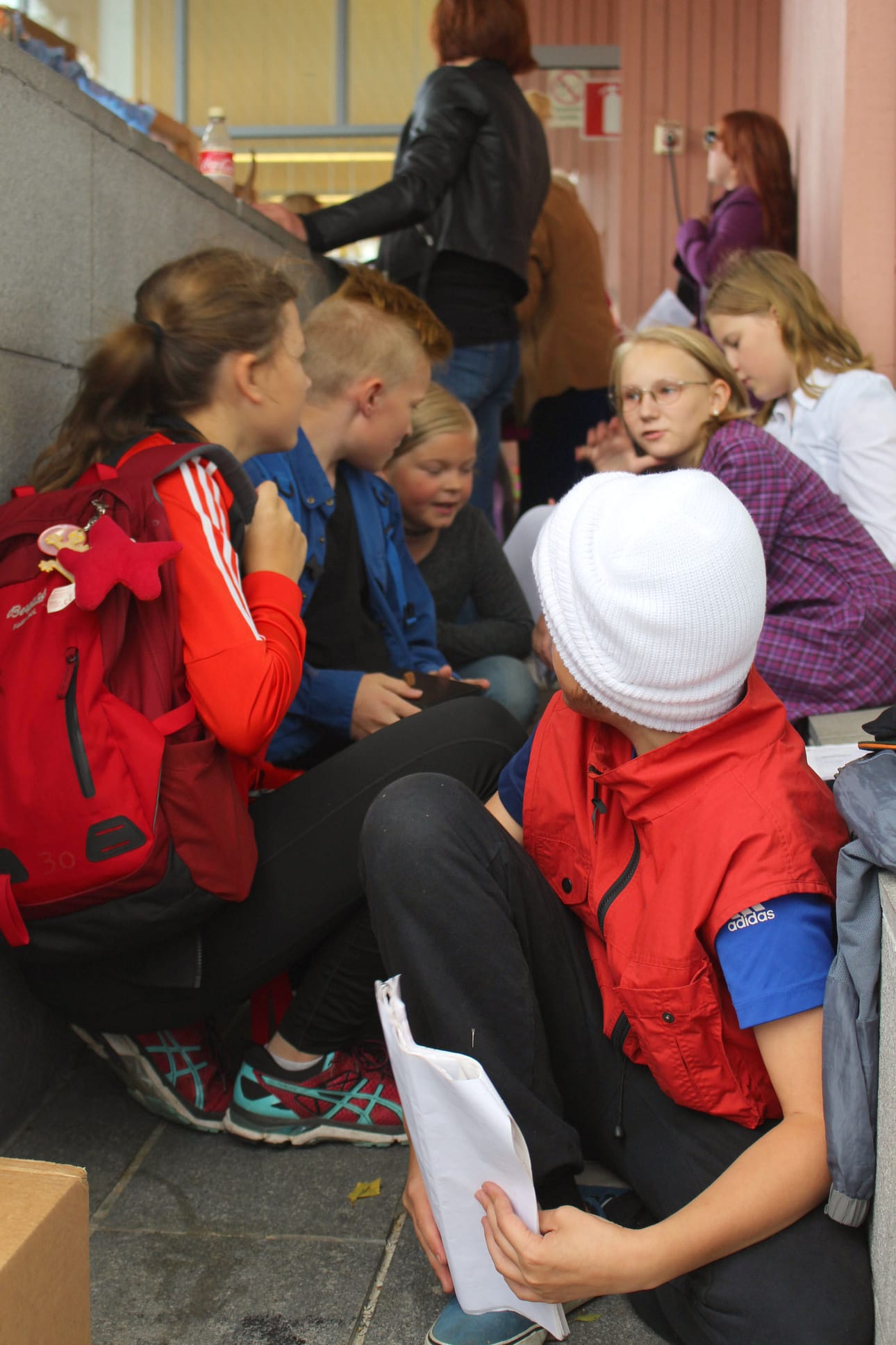 Näytelmän aikana kulisseissa jännitettiin ja odotettiin omaa vuoroa astua estradille.