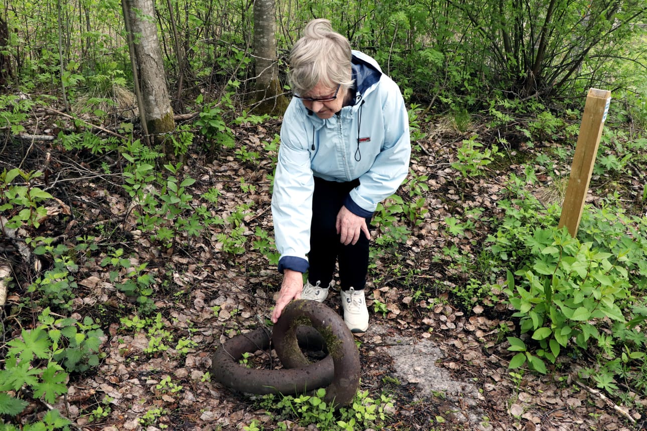 Ruostuneet ja jäkälääkin pintaansa saaneet renkaat olivat ennen kiiltäviä, muistaa Elina Sinkkonen.