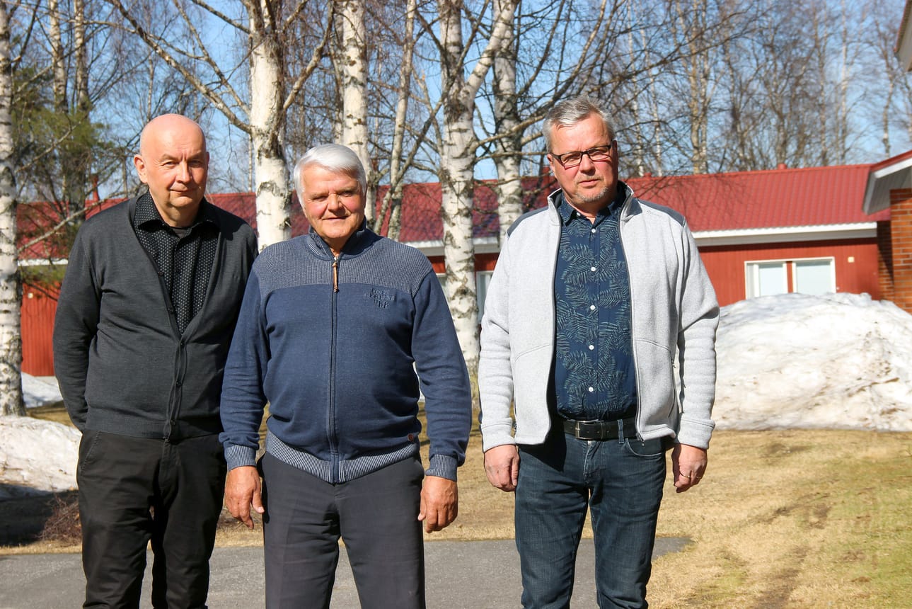 Pudasjärven Vanhustentaloyhdistyksen suurta rakennushanketta on valmisteltu pitkään. Isännöitsijä Arto Pelttari, johtokunnan puheenjohtaja Risto Puhakka ja rakennusurakoitsija Ilkka Tolonen ovat tyytyväisiä, kun viimein päästään töihin.