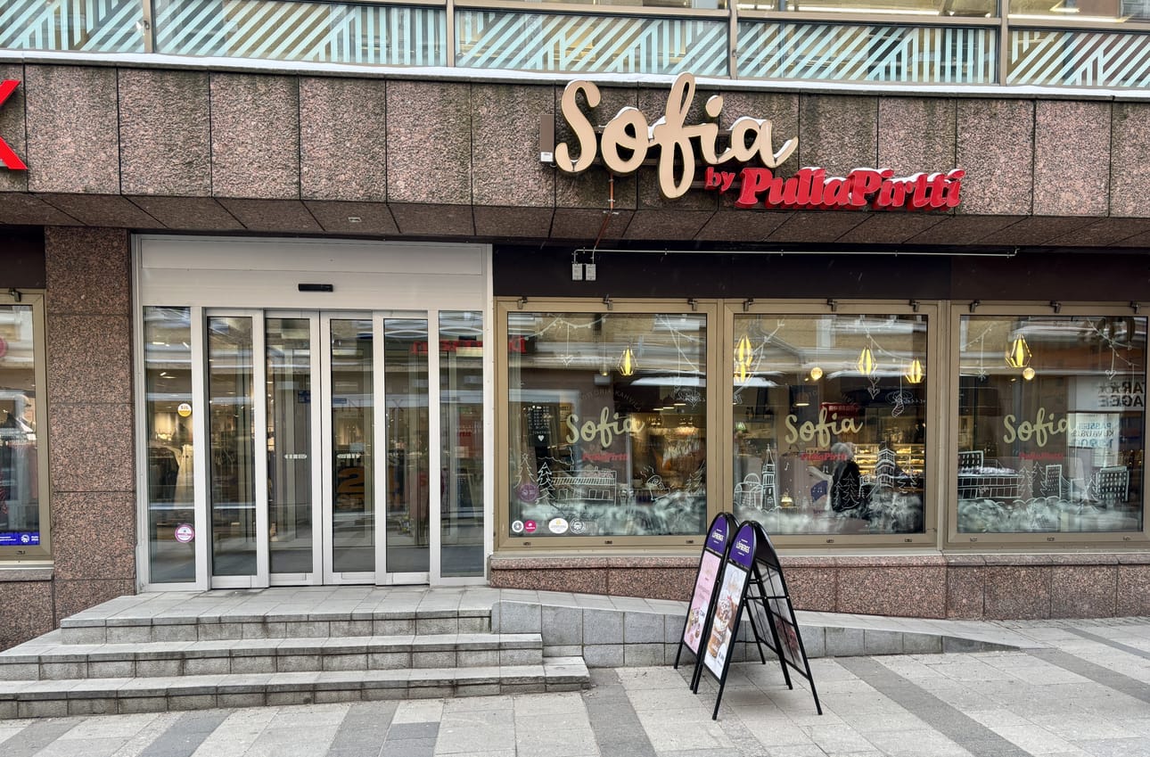 Konditoria-kahvila Sofia sijaitsee keskeisellä paikalla Rotuaarilla.