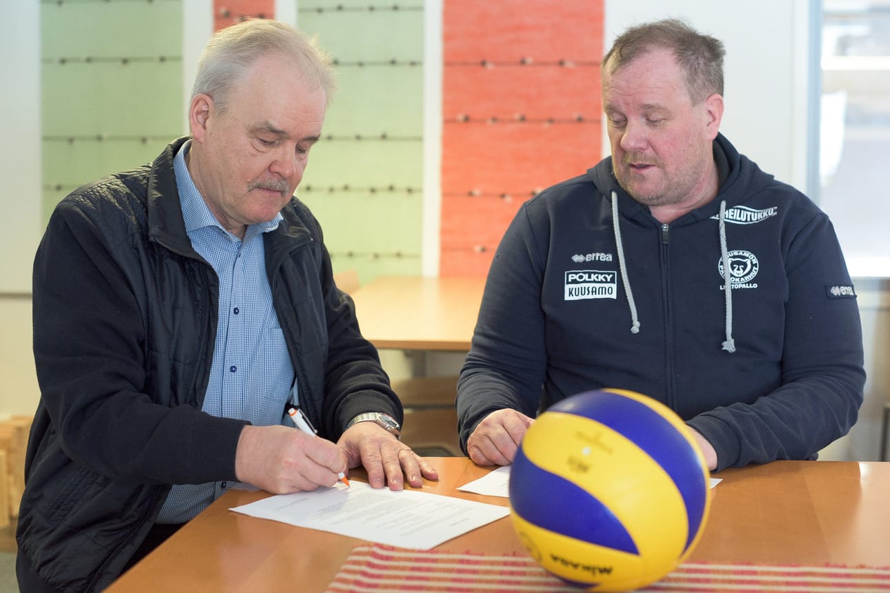 Pölkky Oy:n toimitusjohtaja Jouko Virranniemi (vas.) ja Pallo-Karhujen Lentopallo ry:n puheenjohtaja Tarmo Ronkainen allekirjoittivat keskiviikkoaamuna uuden yhteistyösopimuksen.
